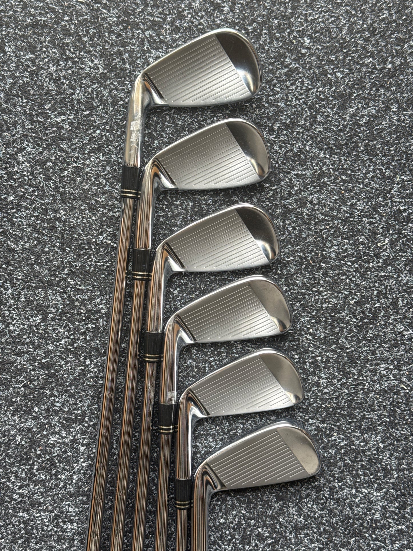 TaylorMade R9 5–PW Iron Set (Stiff)